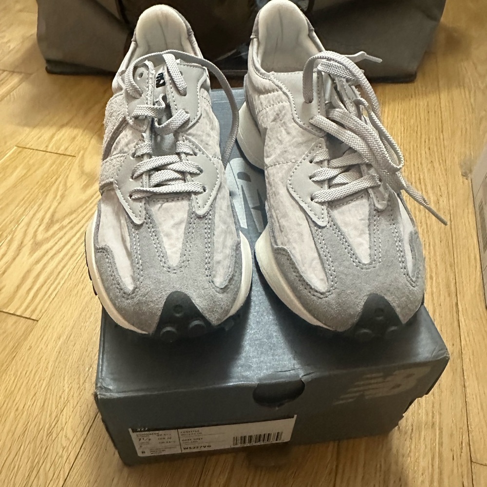 New Balance 327 in Grey